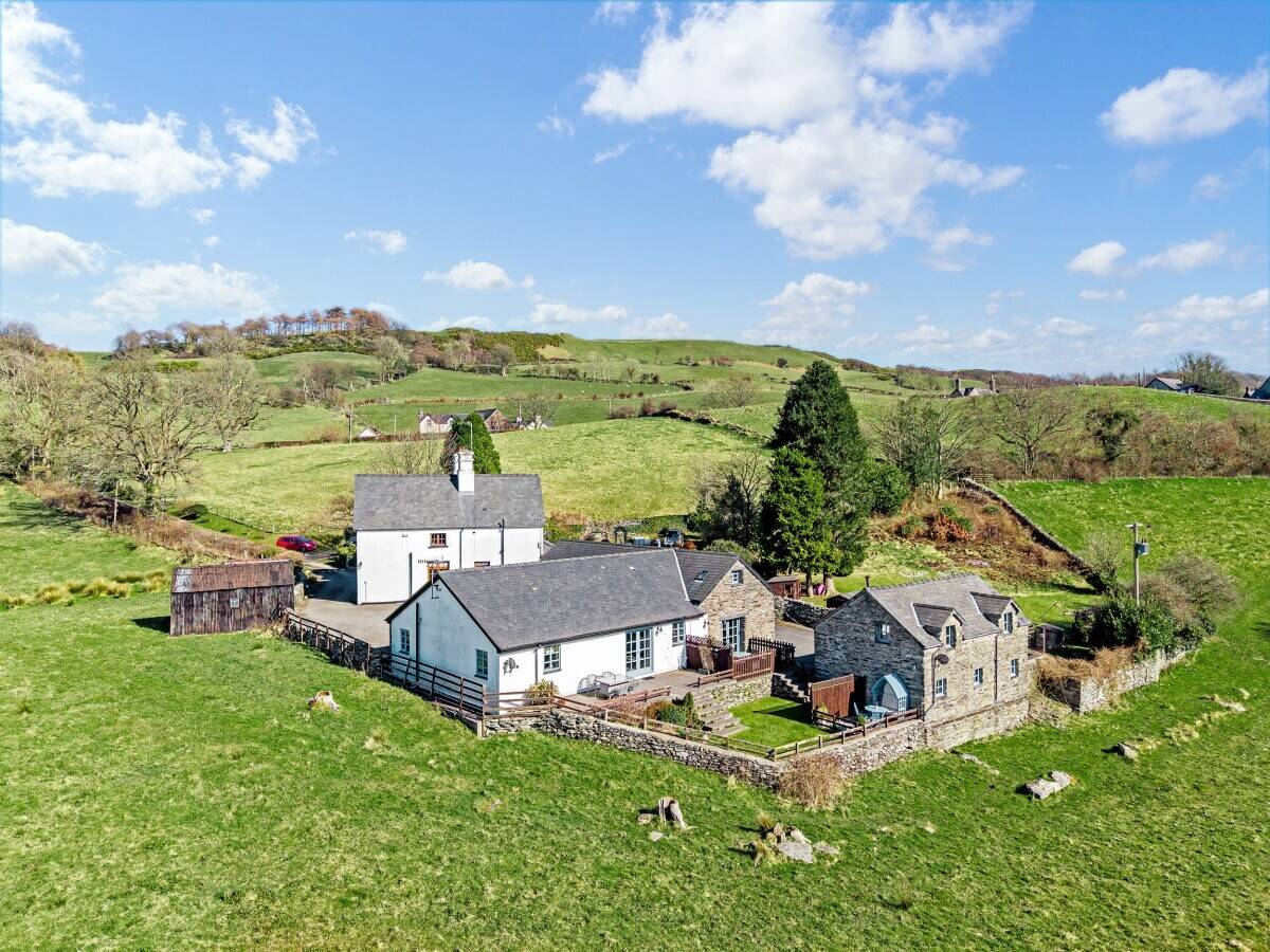 5 Bed House with 3 x 2 Bed Holiday Lets on a 3 acre plot Photo 15