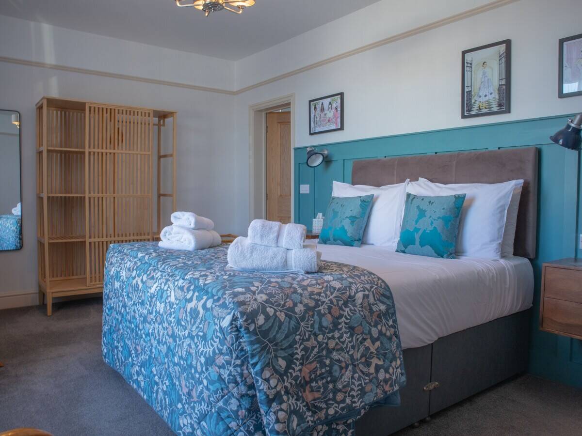 DEVON – THOROUGHLY RESTORED TOWN CENTRE HOTEL AND BAR