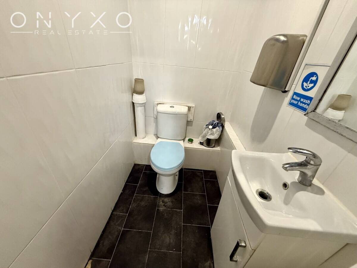 Oriental Takeaway with Accommodation in Farnborough