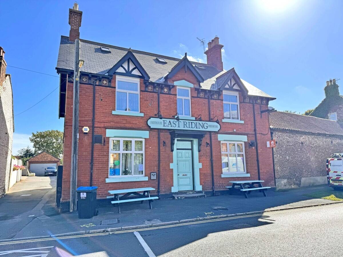 NORTH YORKSHIRE - VILLAGE PUB AND NEWLY BUILT 2 BEDROOM COTTAGE