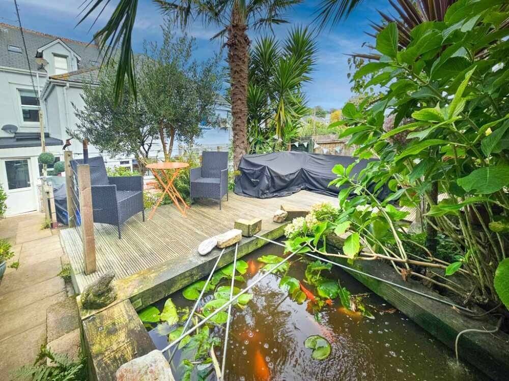 A Stunning Turn-Key Six-Bedroom Guest House Photo 15