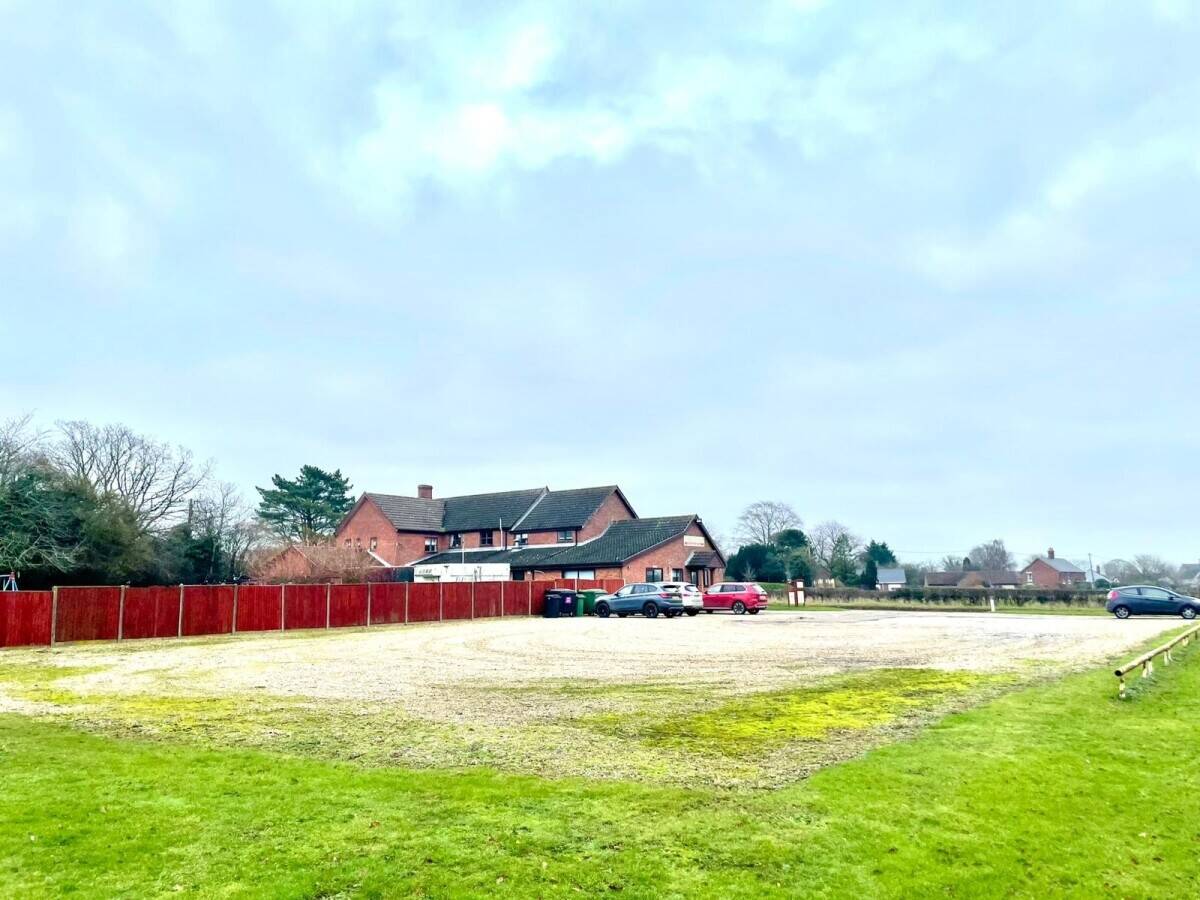 NORFOLK - 4 BEDROOM FOOD-LED PUB WITH LARGE BEER GARDEN AND CAR PARK Photo 15