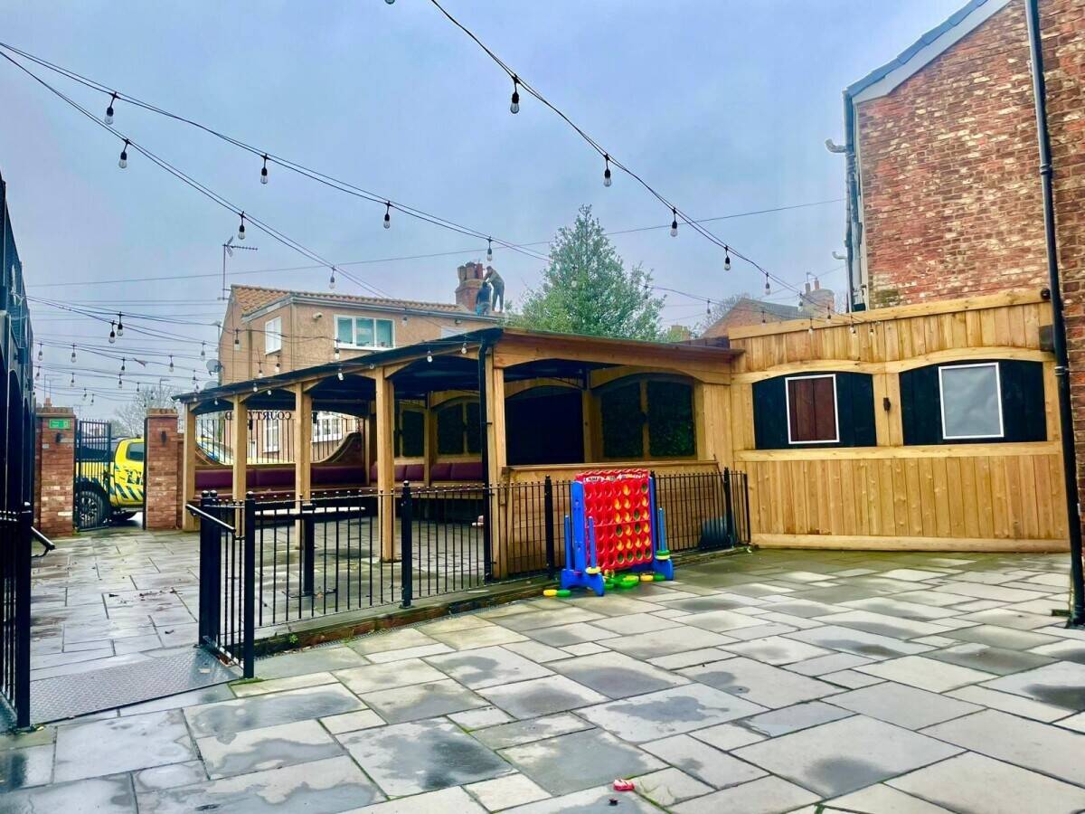 EAST YORKSHIRE - THREE BEDROOM PUB & RESTUARANT WITH THREE LETTING BEDROOMS