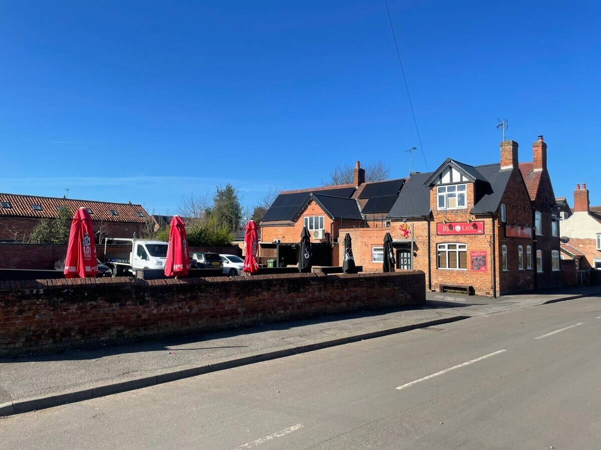 NOTTINGHAMSHIRE - FOUR BEDROOM, 100% WET-LED FREEHOUSE WITH CAR PARK