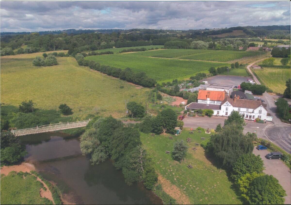 WORCESTERSHIRE/HEREFORDSHIRE BORDER - RIVERSIDE INN SET IN 2.7 ACRES