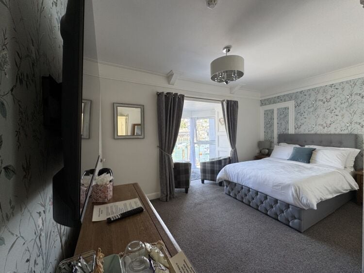 Freehold 5 Bedroom Guest House Located In Looe