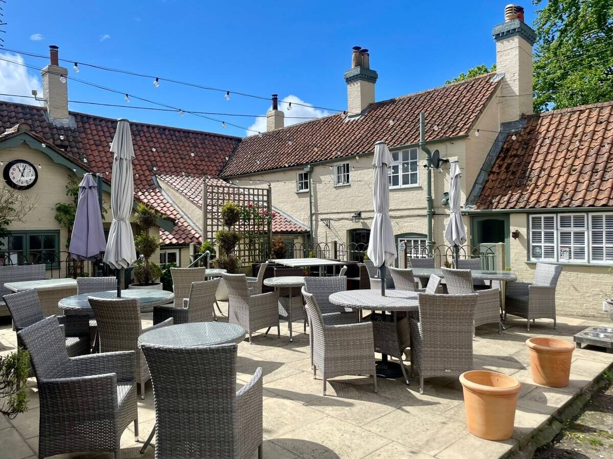 LINCOLNSHIRE - 5 BEDROOM PUB WITH DETACHED BREWERY