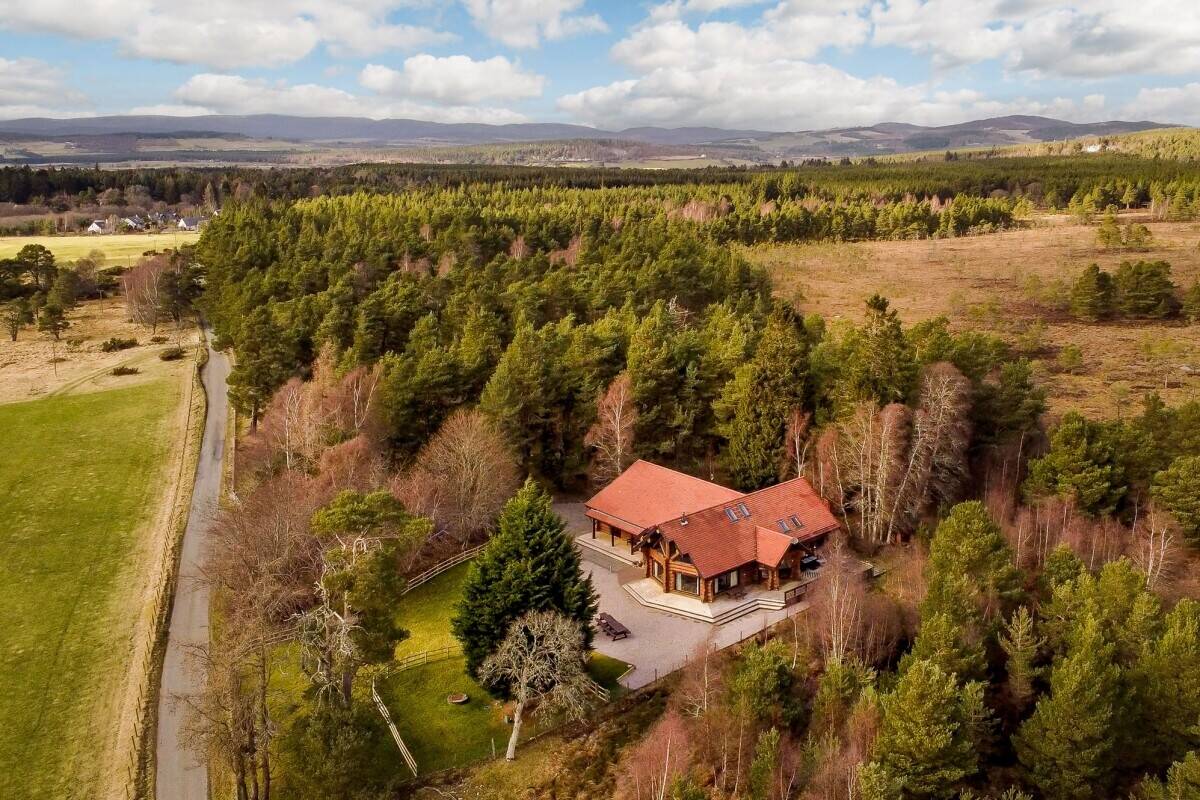 A Stunning Log Cabin with a Substantial Income Stream in The Cairngorm National Park (ref 1819) Photo 15