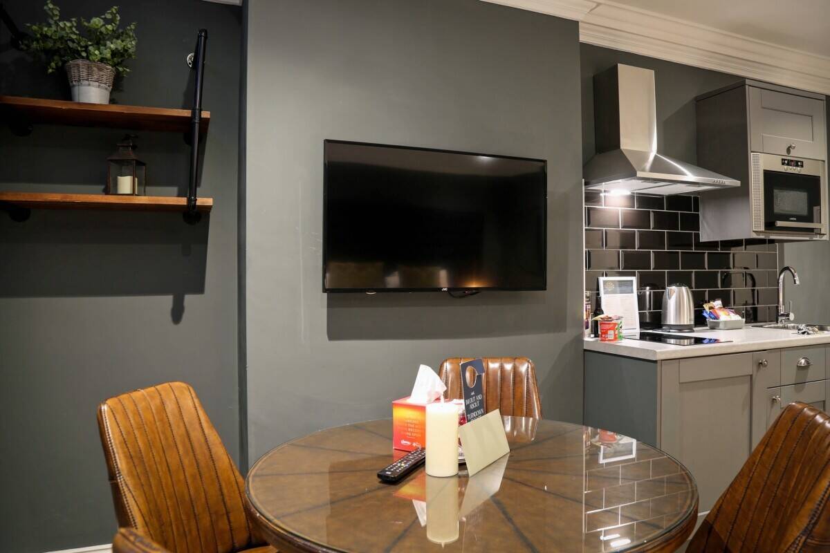 CHESTER CITY CENTRE - 16 LUXURY APARTHOTEL APARTMENTS BAR/RESTAURANT & P/P FOR AN ADDITIONAL 7 UNITS