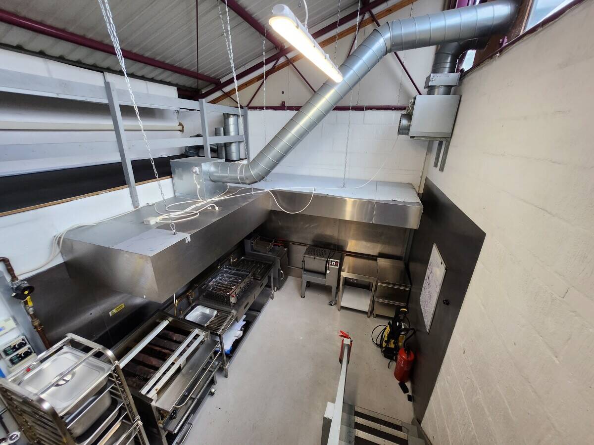 Fully Equiped Dark Kitchen for sale in New Malden Photo 15