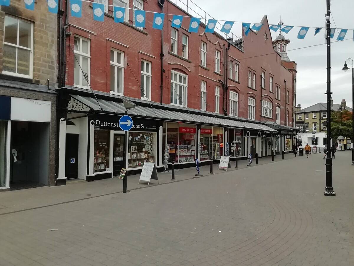 POST OFFICE/NEWSAGENTS/CARDS/STATIONERY - MAJOR YORKSHIRE TOURIST TOWN Photo 2