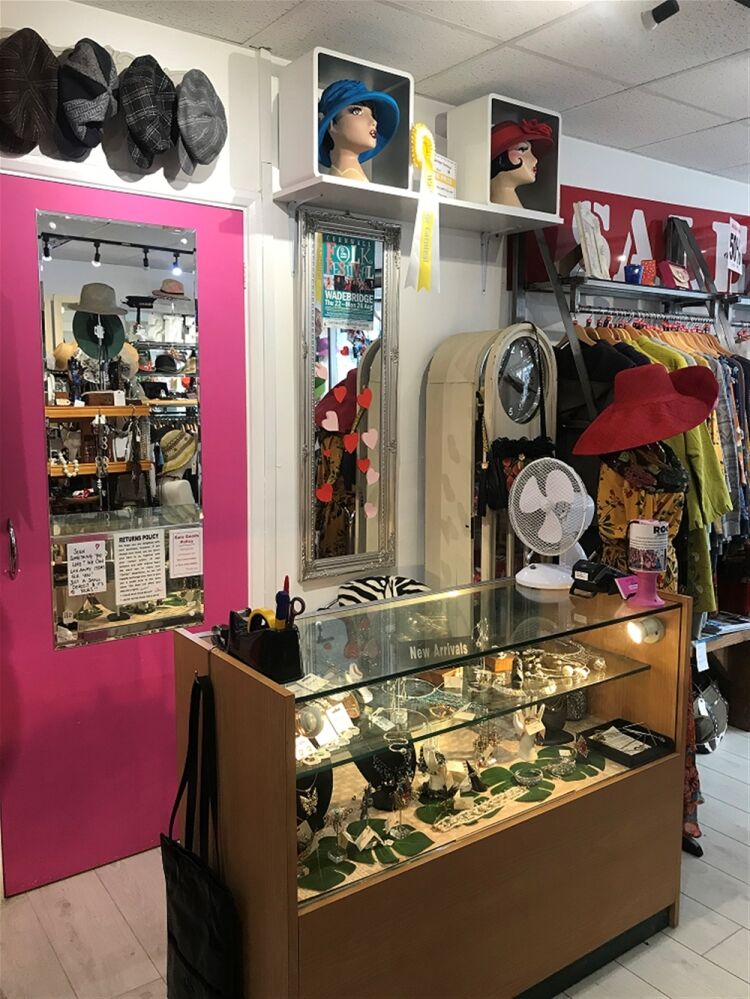TOWN CENTRE LADIES DESIGNER FASHIONS & ACCESSORIES EMPORIUM IN NORTH CORNWALL Photo 2