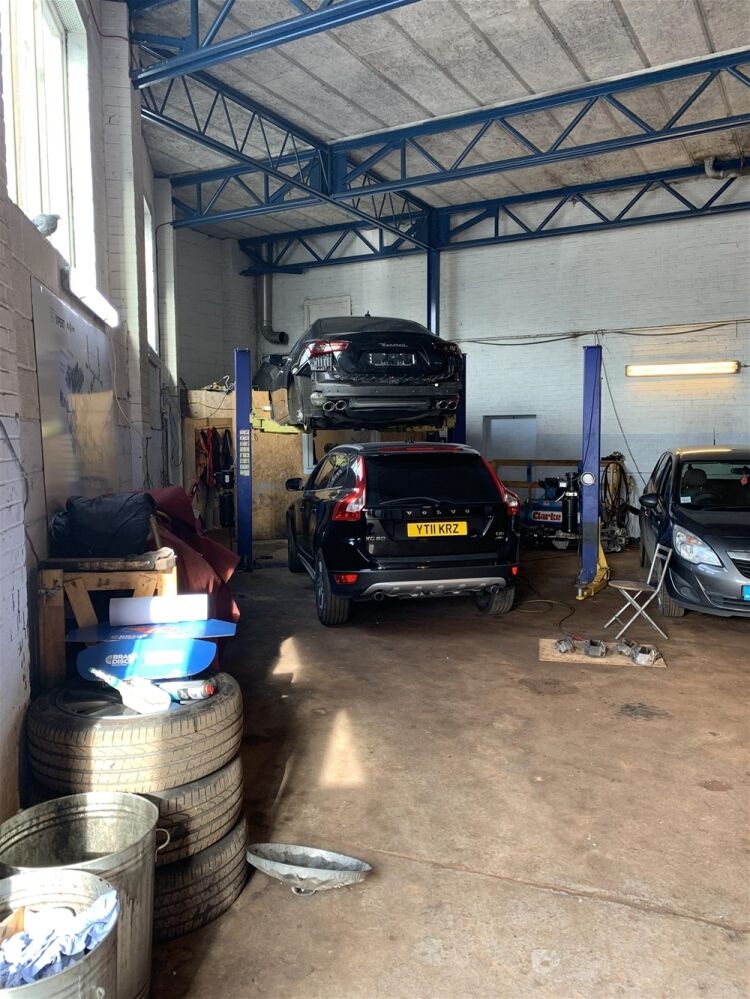 HIGHLY REGARDED ACCIDENT REPAIRS & BREAKDOWN RECOVERY CENTRE IN LUTON