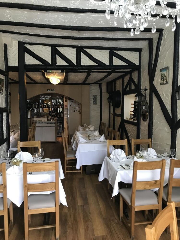 SUPERB LICENSED FRENCH RESTAURANT WITH PRIVATE APARTMENT SOUTH  BEDFORDSHIRE