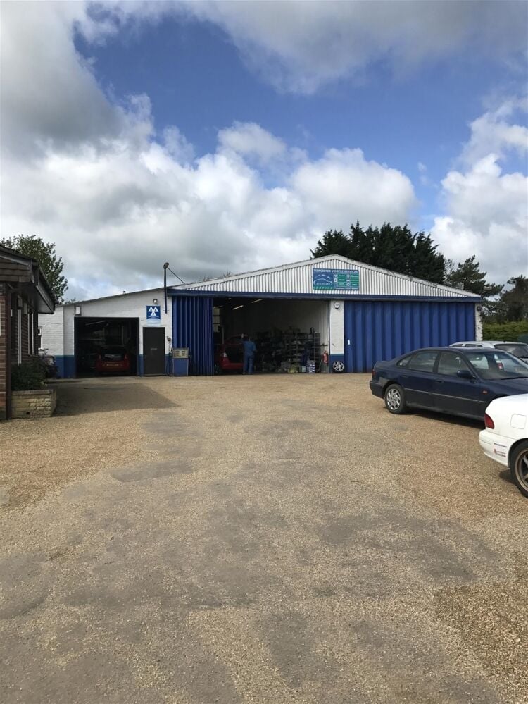 THRIVING MOT TESTING & REPAIRS CENTRE IN TOWCESTER Photo 2