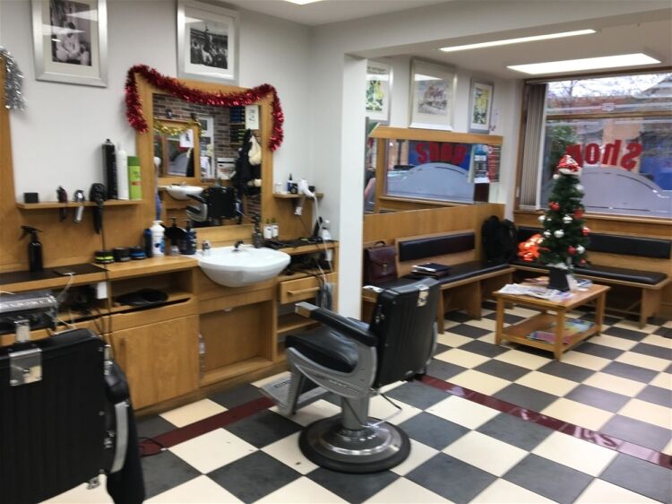 FREEHOLD OR LEASEHOLD GENTS HAIR SALON WITH PRIVATE APARTMENT IN REIGATE Photo 2