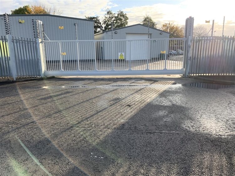 IMPRESSIVE FREEHOLD ACCIDENT REPAIRS & MOT TESTING CENTRE IN JARROW