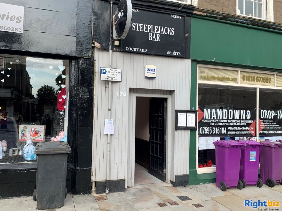 Freehold Lock Up Public House in the popular town of Montrose.  (ref 1410) Photo 2