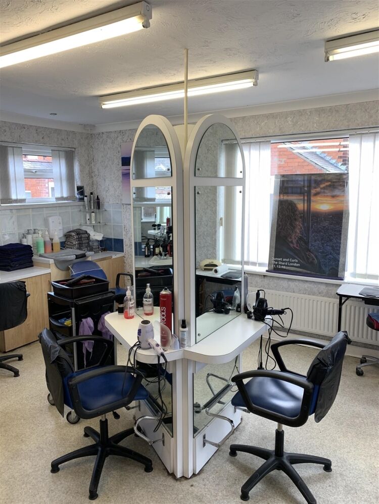 FREEHOLD UNISEX HAIR SALON in prosperous commuter village suburb LINCOLN Photo 2