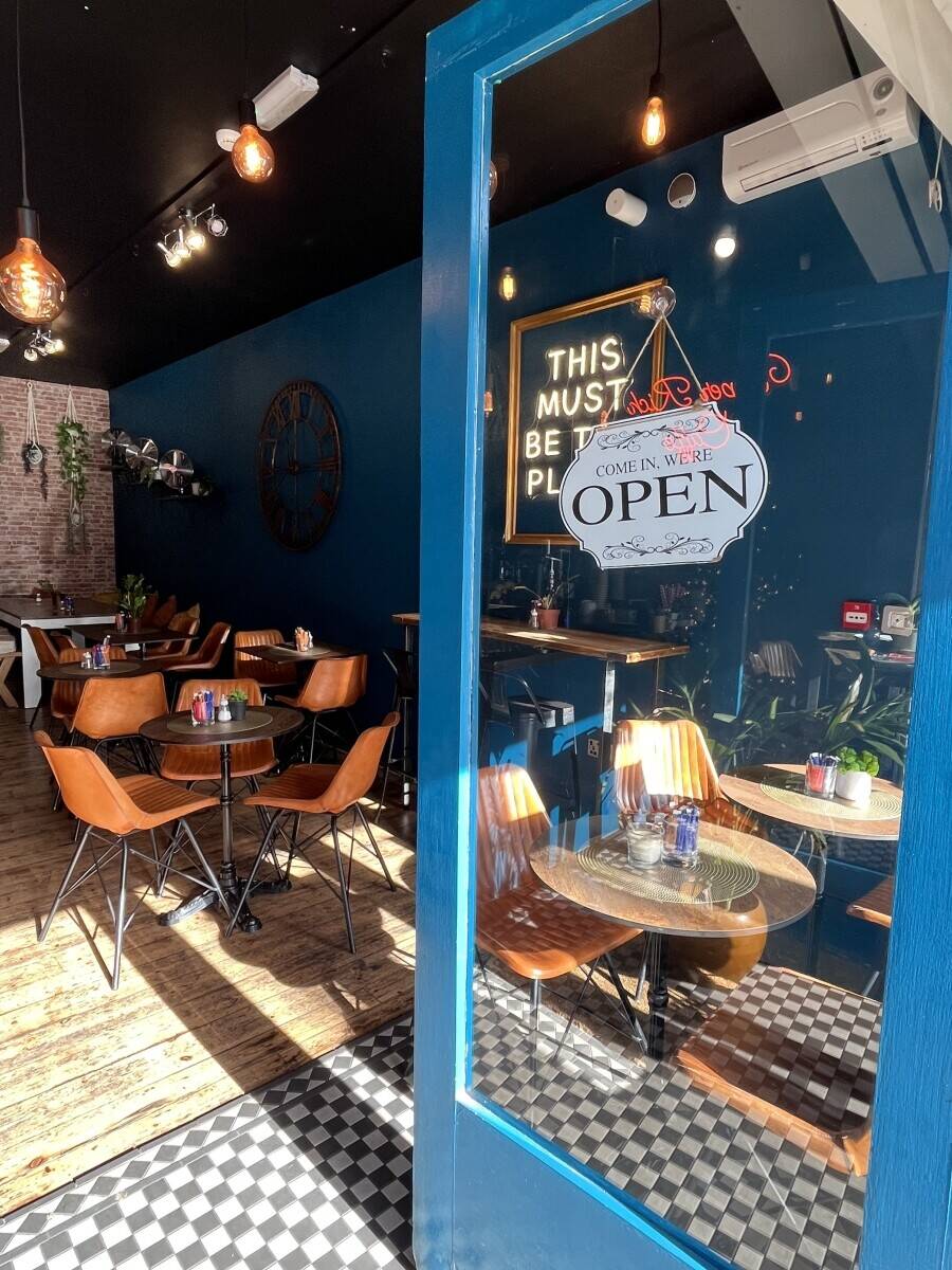 Super Fashionable Cafe on the high street with 15 years lease, 13 years remaining in East Sheen Photo 2