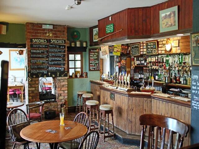 GLOUCESTER - SUBSTANTIAL EDGE OF VILLAGE PUBLIC HOUSE Photo 2