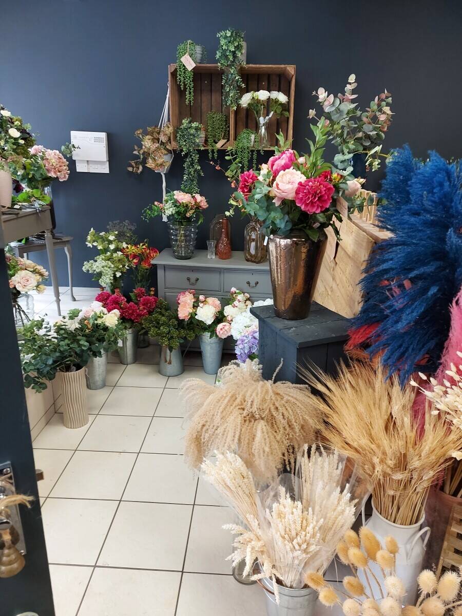 Establish florist in great location in Barry.