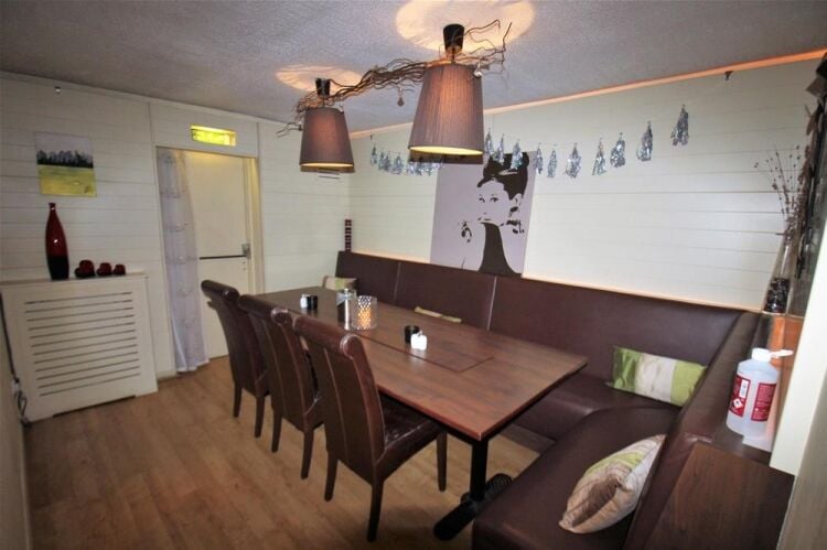 FREEHOLD/LEASEHOLD LIC. RESTAURANT WITH SELF CONTAINED 2 BEDROOM MAISONETTE Photo 2