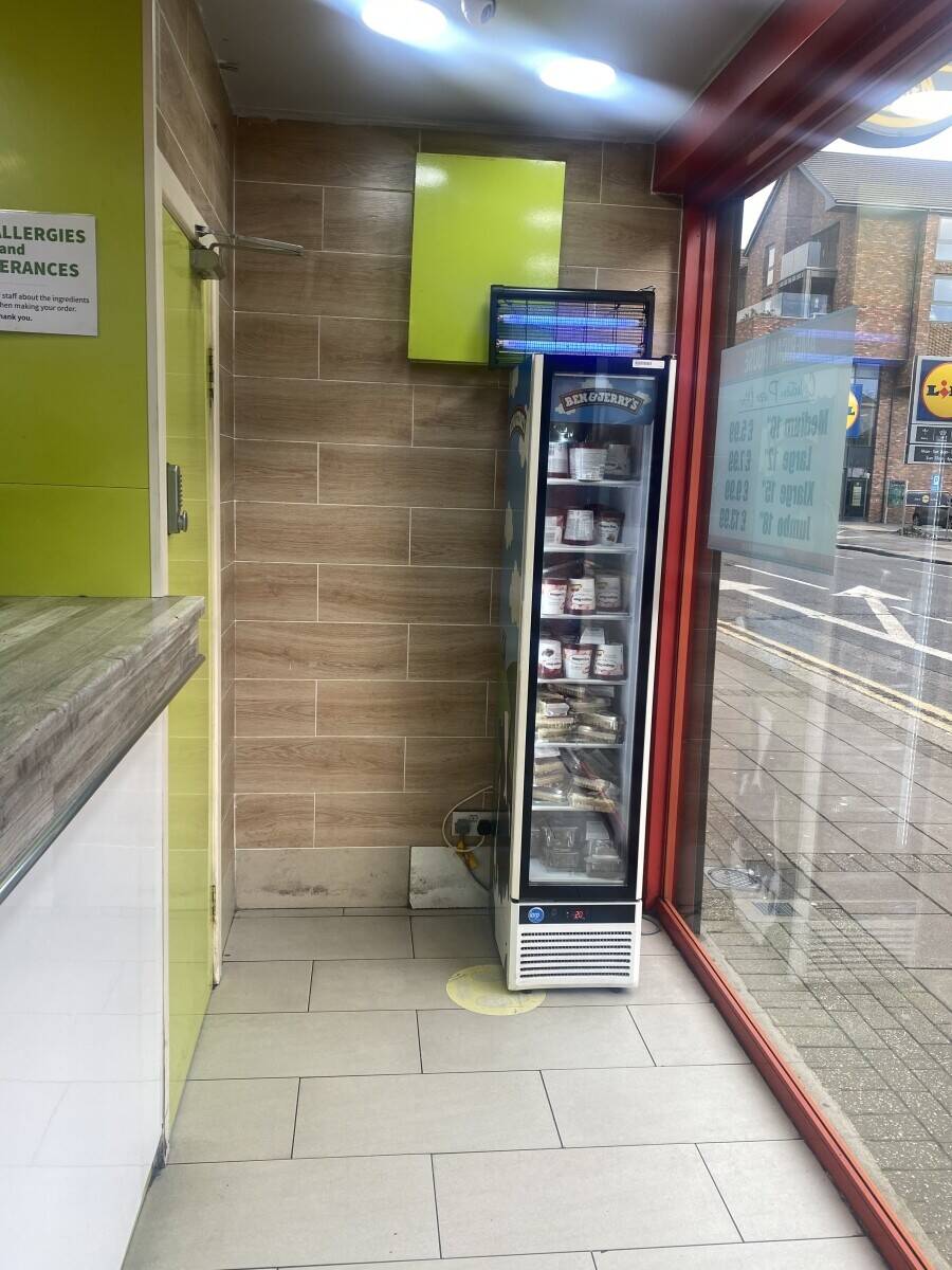 Pizza and Burger Takeaway for partnership or rent.