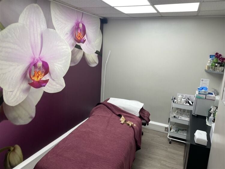 PROFITABLE, LONG-ESTABLISHED SKIN & LASER CLINIC WITH RECURRING CLIENTBASE Photo 2
