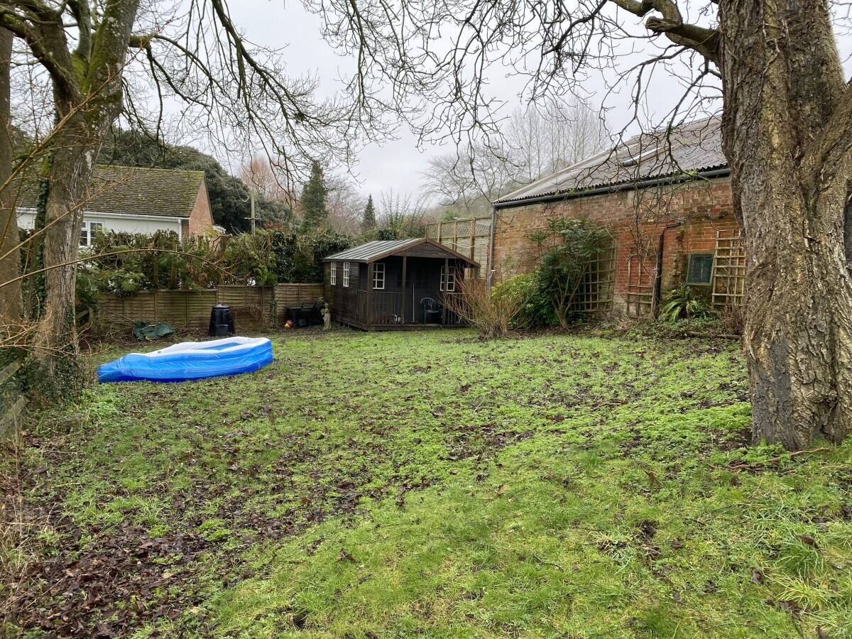 WILTSHIRE - VILLAGE FREE HOUSE WITH LETTING POTENTIAL Photo 2