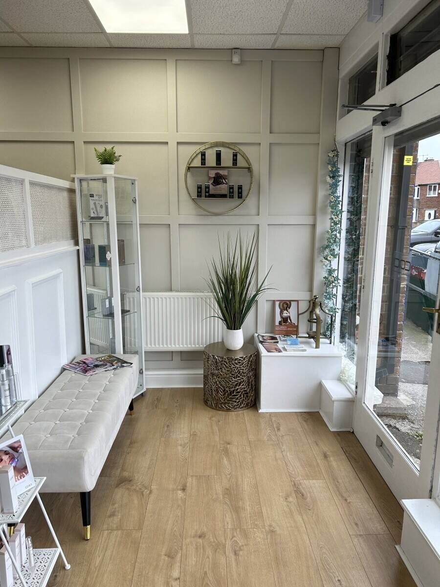 Beautiful fully furnished beauty salon  Photo 2