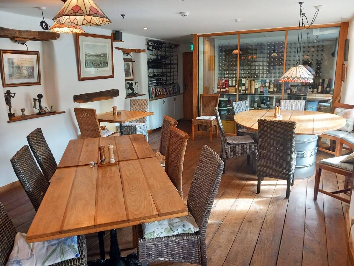 SHROPSHIRE - COUNTRY INN APPOINTED TO AN EXCELLENT CONDITION THROUGHOUT AND LOCATED IN AFFLUENT AREA Photo 2