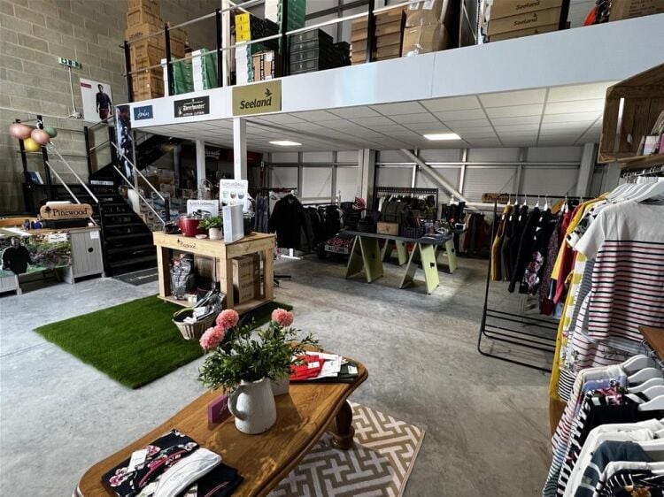 ECOMMERCE COUNTRY OUTFITTERS BUSINESS Photo 2