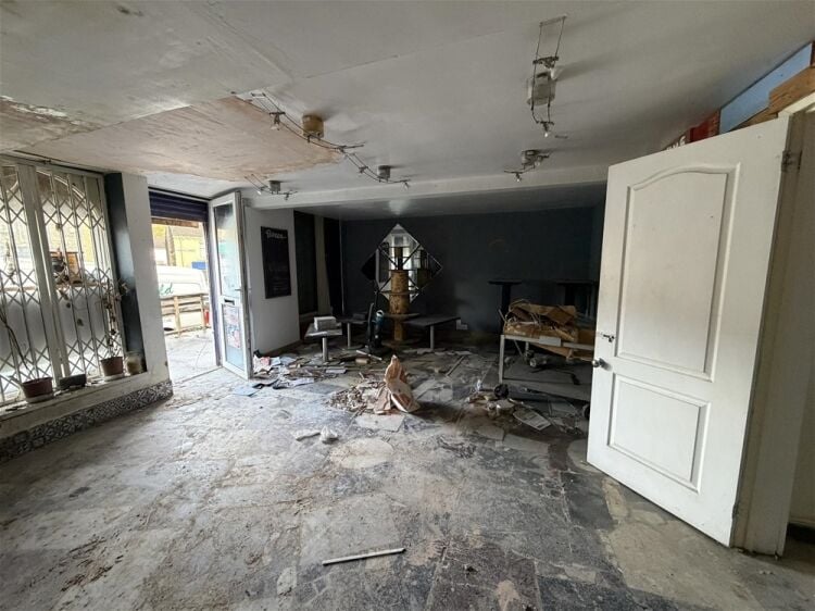 Vacant Unit For Sale in Huddersfield