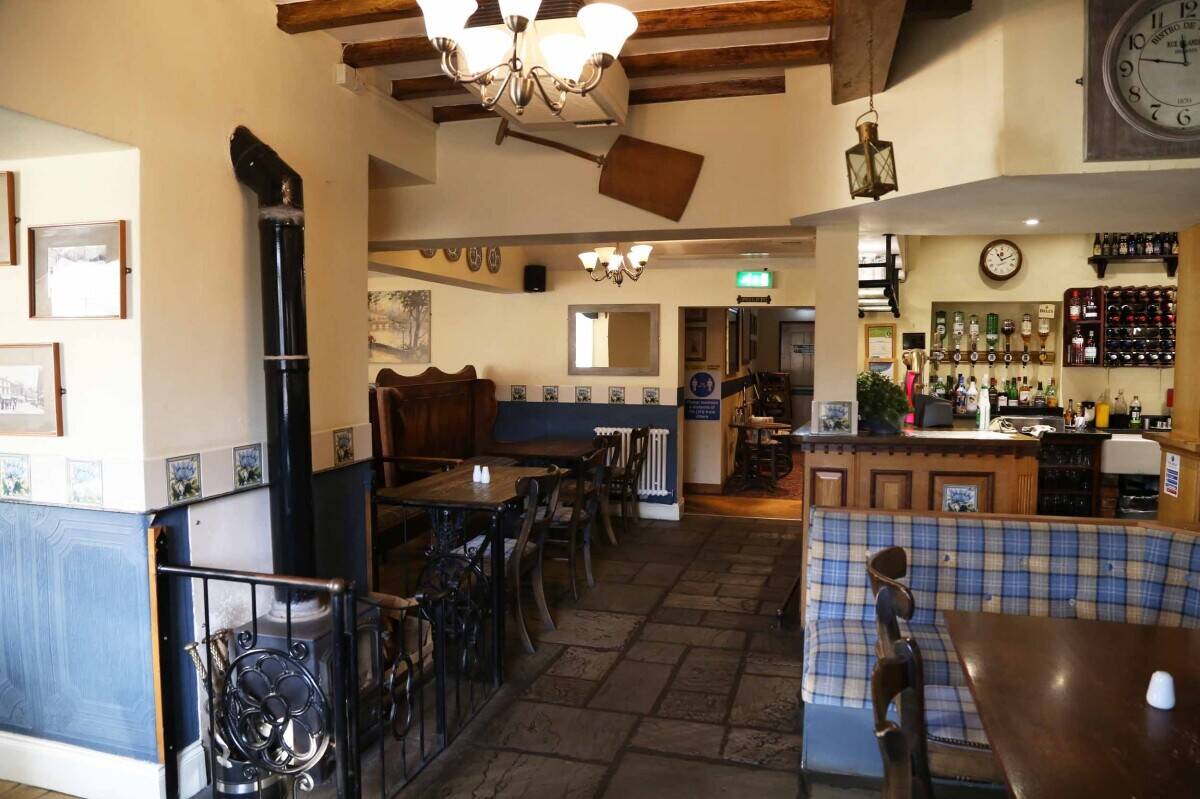 SHROPSHIRE - CANALSIDE DESTINATION DINING PUB WITH TURNOVER CIRA £750,000 PA FROM FIVE DAYS OPERATIN