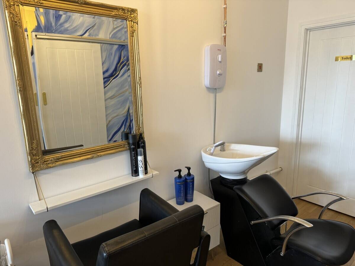 Salon / sunbed shop in Newcastle  Photo 2
