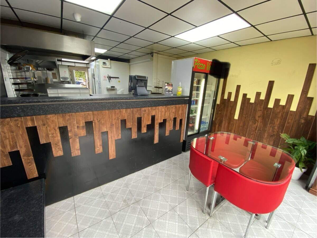 Italian pizza & kebab takeaway for sale with 1 bedroom flat and potential space for expansion