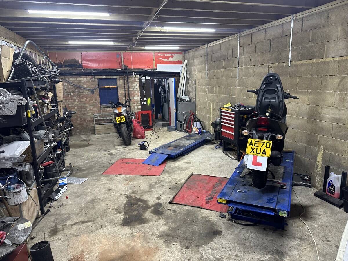 Motorcycle garage/shop for sale Photo 3