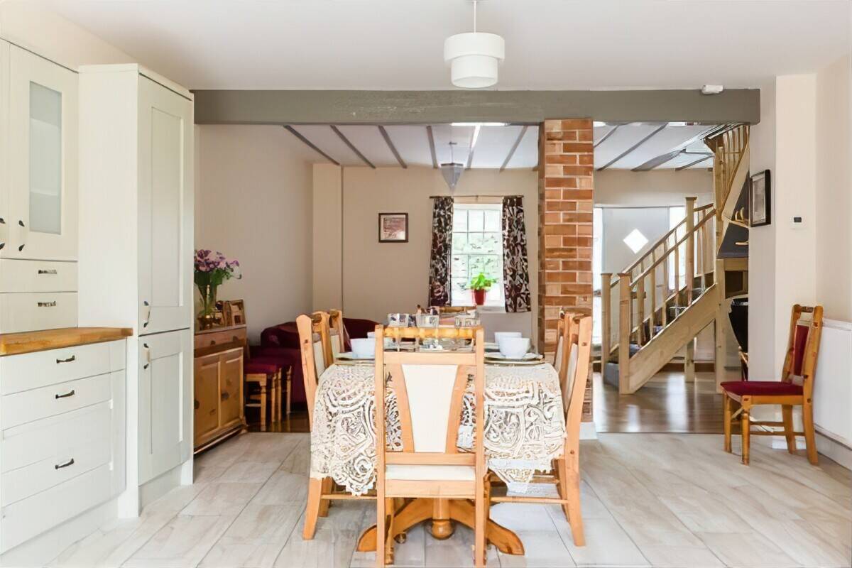 Holiday Cottage for Sale, Close to the Cotswolds Photo 3
