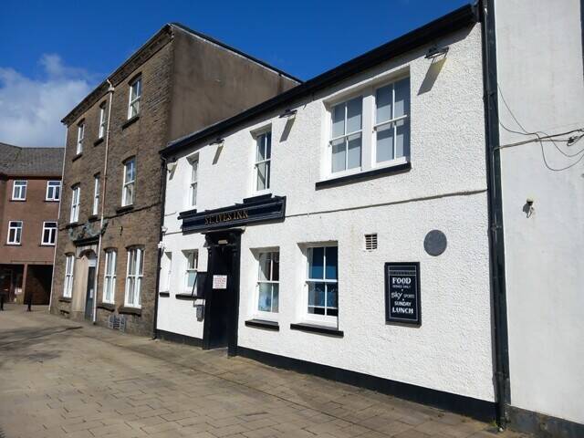 ST IVES, NEATH - RECENTLY REFURBISHED PUBLIC HOUSE WITH 4 EN SUITE LETTING BEDROOMS IN BUSY TOWN CEN Photo 2