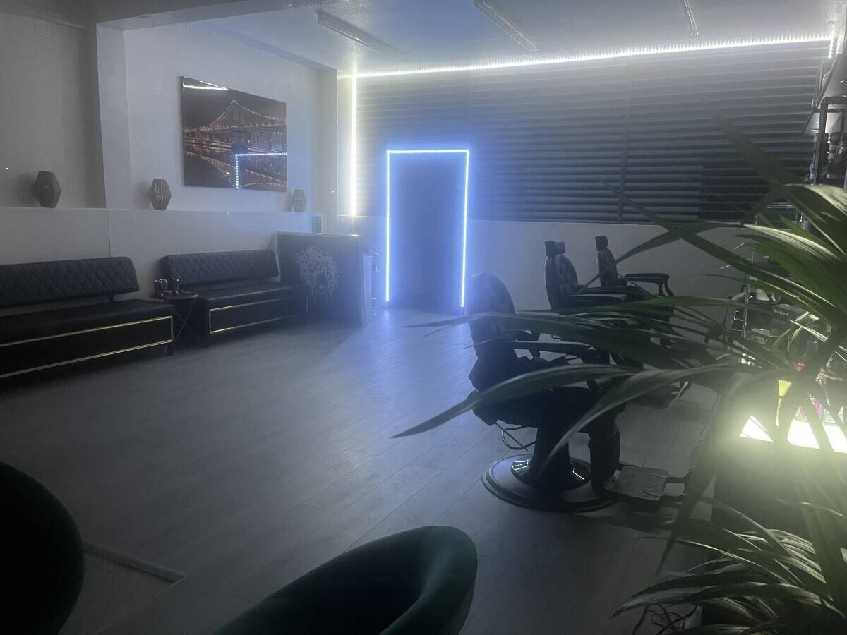 Unisex barber & hair salon is currently available for purchase in Calne Wiltshire Photo 2