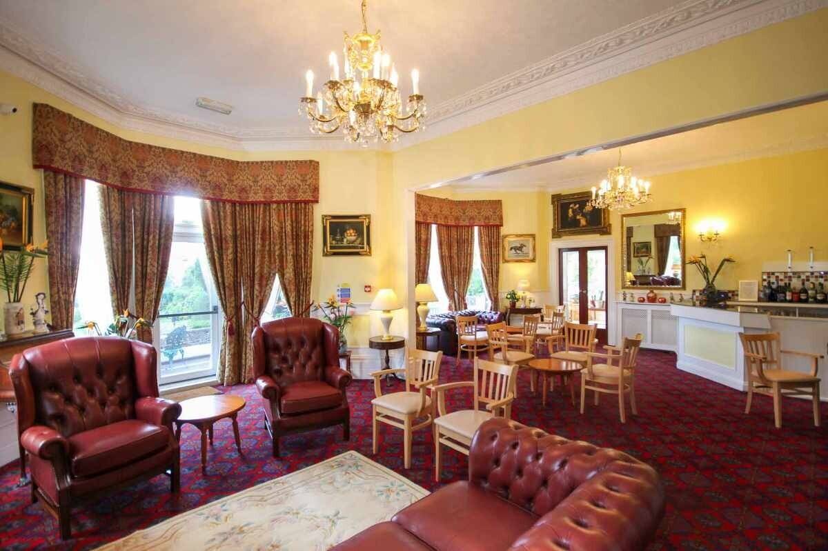 An Elegant Victorian Guest House with 18 Bedrooms Photo 2