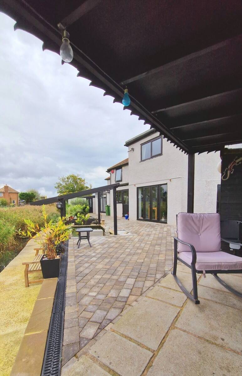 A BEAUTIFULLY-PRESENTED GUEST HOUSE  IN POPULAR SEASIDE VILLAGE OF DYMCHURCH Photo 2