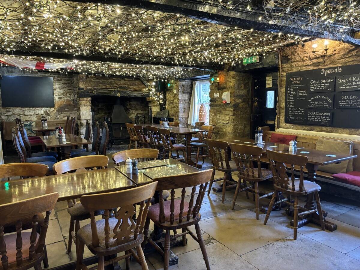 DORSET - PROMINENT ROADSIDE PUBLIC HOUSE IN POPULAR LANDMARK VILLAGE Photo 2