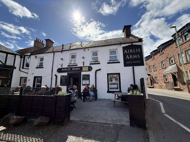 Award-winning, traditional gastro pub and hotel in Kirriemuir