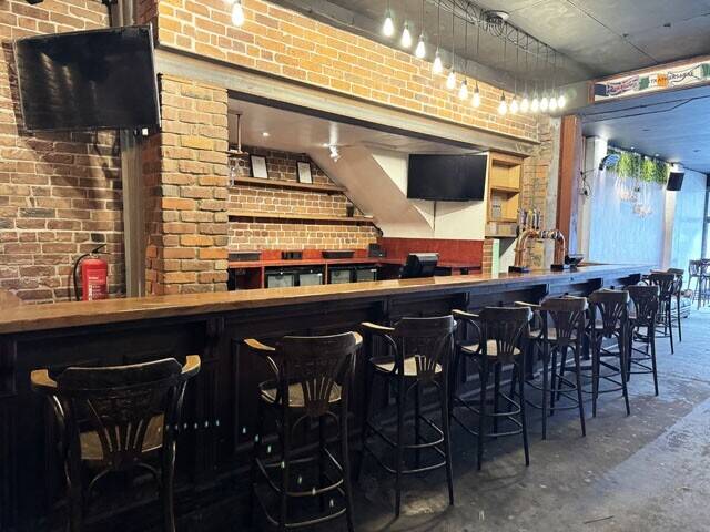 PORT TALBOT – PROMINENT HIGH STREET BAR/NIGHTCLUB WITH THREE FLATS INVESTMENT