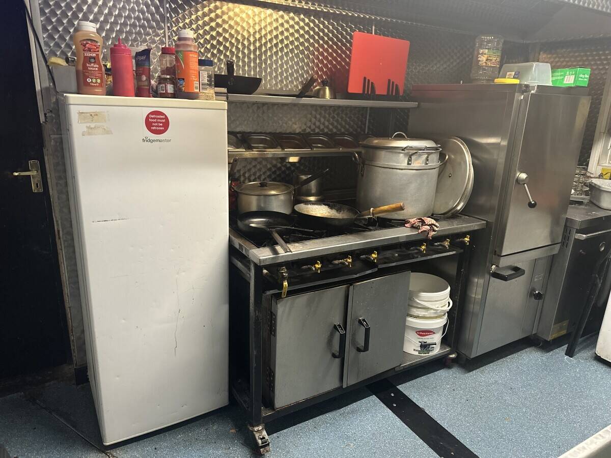 Fast food takeaway and seating town centre location 