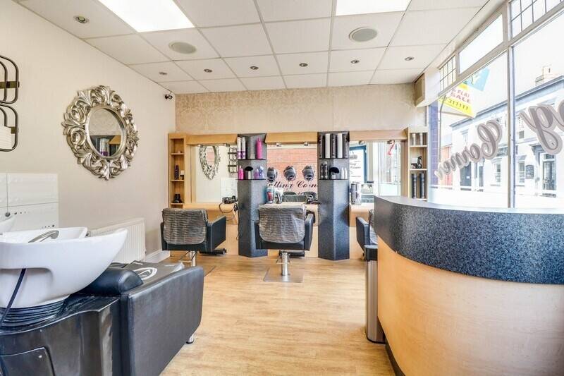 RETAIL PREMISES & FIRST FLOOR FLAT Photo 2