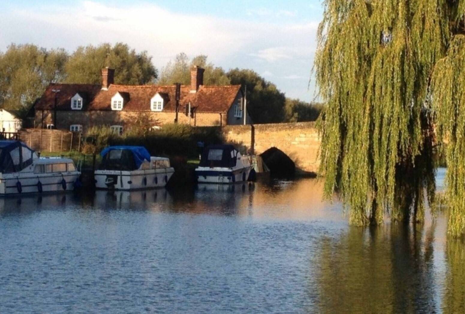 OXFORDSHIRE - STUNNING RIVERSIDE GRADE II LISTED FREE HOUSE Photo 2