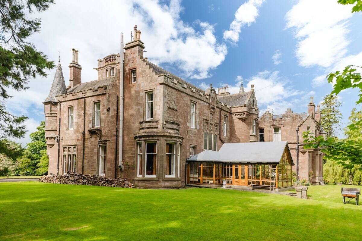Fantastic Opportunity to Buy an Iconic B-listed Victorian Hotel